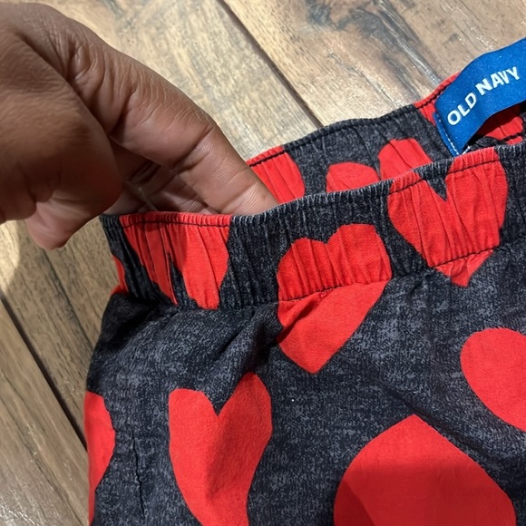 Old Navy Mens Red Heart Patterned Shorts Dark Black Sz Medium Comfy Cozy Relaxed - Picture 7 of 8